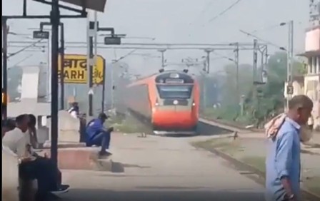 ट्रैक की तरफ गुटखा थूकने गया व्यक्ति, वंदे भारत की चपेट पर आने से मौत, वी​डियो वॉयरल