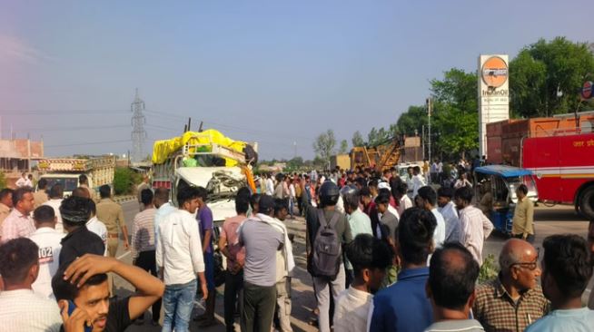Kaushambi News: कानपुर-प्रयागराज हाईवे पर दर्दनाक हादसा, श्रद्धालुओं की भरी पिकप खड़े ट्राला से टकराई, 8 लोगों की मौत, कई घायल