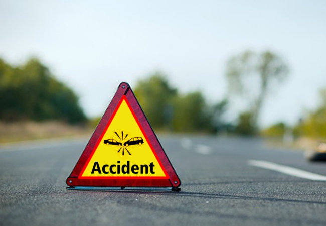 मिर्जापुर में दर्दनाक सड़क हादसा: ट्रक की टक्कर से बाइक सवार एक ही परिवार के तीन लोगों की मौत