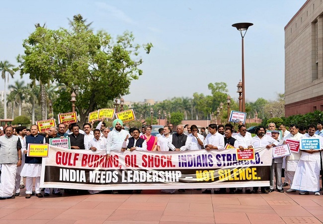 राहुल गांधी ने पीएम मोदी पर निशाना साधते हुए लगाया गंभीर आरोप, बोले- वो ब्लैकमेल व कंप्रोमाइज्ड हो चुके हैं, संसद से इसलिए भाग गए...