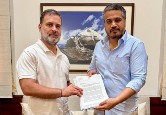 Ajit Pawar Plane Crash : राहुल गांधी से NCP नेता रोहित पवार ने की मुलाकात, बोलीं- सुनेत्रा पवार को भी महाराष्ट्र सरकार पर बनाना चाहिए दबाव