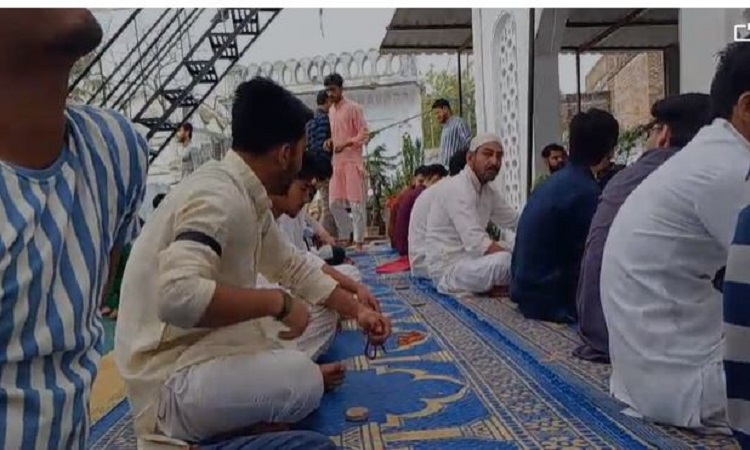 उन्नाव में शिया समुदाय ने काली पट्टी बांधकर अदा की जुमे की नमाज़, ईरान के सुप्रीम लीडर की शहादत को लेकर दर्ज कराया विरोध