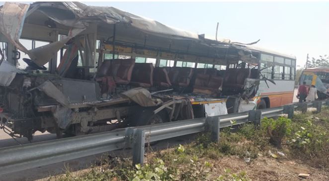 लखनऊ-आगरा एक्सप्रेसवे पर दर्दनाक हादसा: खड़े ट्रक से टकराई रोडवेज की बस, तीन यात्रियों की मौत