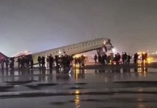 न्यूयॉर्क एयरपोर्ट पर बड़ा हादसा: एयर कनाडा फ्लाइट दमकल गाड़ी से टकराई, 100 यात्रियों वाले विमान का अगला हिस्सा बुरी तरह क्षतिग्रस्त