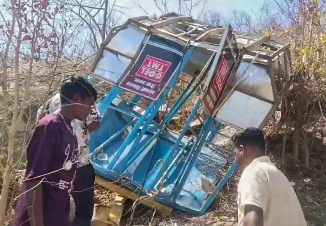 छत्तीसगढ़ के महासमुंद में रोपवे केबल टूटा, 20 फीट नीचे गिरी ट्रॉली… एक युवती की मौत, 16 घायल
