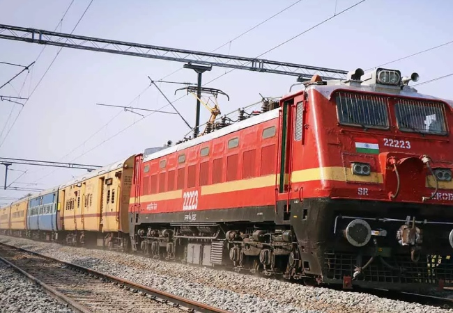 उत्तर प्रदेश: चलती ट्रेन में तीन यात्रियों को खिलाया गया जहर, एक की हालत गंभीर