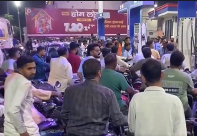उत्तर प्रदेश: लखनऊ-देवरिया-सुल्तानपुर-गोंडा में पेट्रोल पंपों पर भीड़, अफवाह से मची अफरा-तफरी । गोरखपुर DM और SSP सड़क पर उतरें