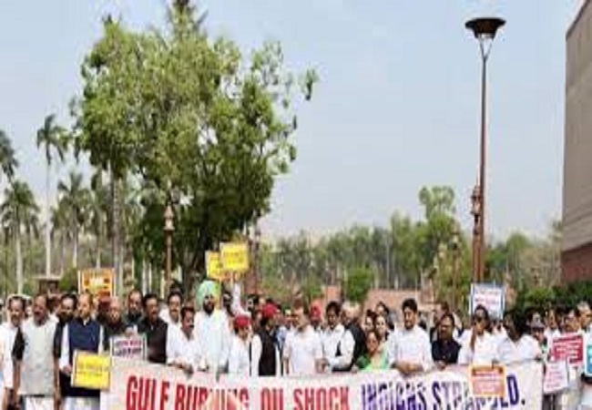 पश्चिम एशिया संघर्ष के बीच बुलाई गई सर्वदलीय बैठक, विपक्षी सांसदों ने संसद परिसर में किया विरोध प्रदर्शन