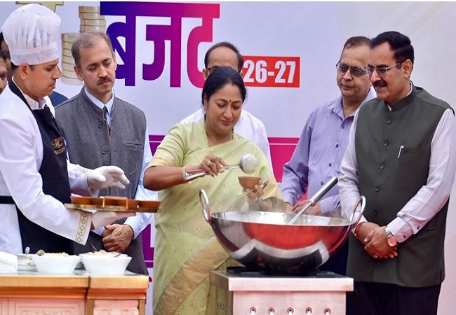 बजट सत्र से ​पहले मुख्यमंत्री रेखा गुप्ता ने खीर समारोह का किया आयोजन, अपने हाथों से खीर बना स्कूली छात्रों को खिलाई