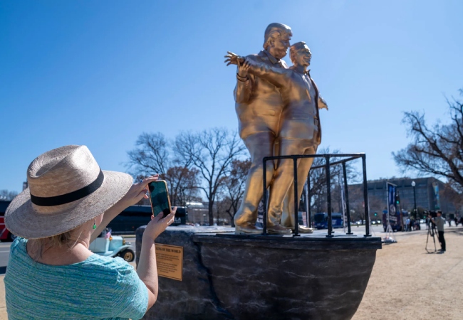 वाशिंगटन डीसी में लगी ट्रंप और एपस्टीन की टाइटैनिक पोज वाली मूर्ति, गुमनाम आर्टिस्ट का US प्रशासन पर हमला