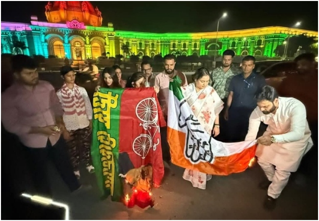 Video- अपर्णा यादव ने सपा और कांग्रेस के जलाए झंडे, 131वां संविधान संशोधन बिल गिरने का जताया विरोध