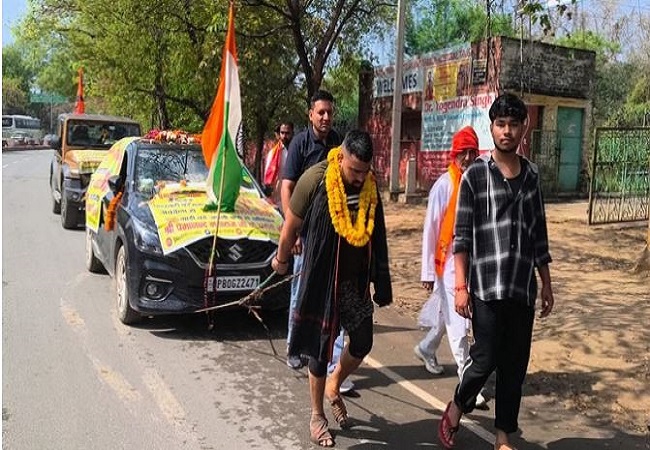 पहलवान गौरव चाहर का संत प्रेमानंद महराज से मिलने का जुनून, थार और कार को कमर से बांधकर 90 KM तक खींचते हुए पहुंचे वृंदावन
