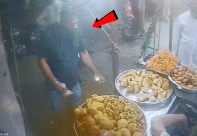 Video Viral : झांसी DRM ऑफिस में तैनात 29 साल का रेलवेकर्मी अजय कुशवाहा चाय लेने गया, अचानक पकौड़ी की ट्रे के ऊपर गिरा और फिर मौत