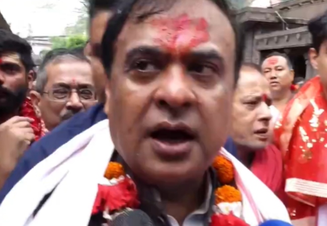 असम में वोटिंग के बीच सीएम हिमंत बिस्वा सरमा ने मां कामाख्या के किए दर्शन, पत्नी रिनिकी भुइयां की भी रहीं मौजूद