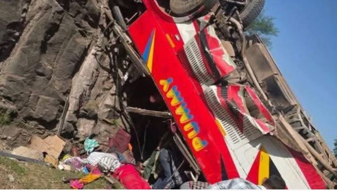 Jammu-Kashmir News : उधमपुर में खाई में गिरी यात्री बस, 15 लोगों की मौत, कई घायल