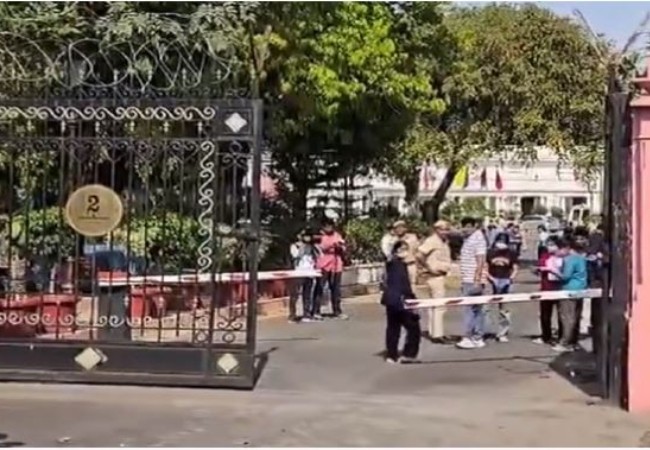 दिल्ली विधानसभा में VIP गेट का बैरियर तोड़कर घुसी कार, नकाबपोश स्पीकर की गाड़ी पर कुछ फेंका और हो गया फरार