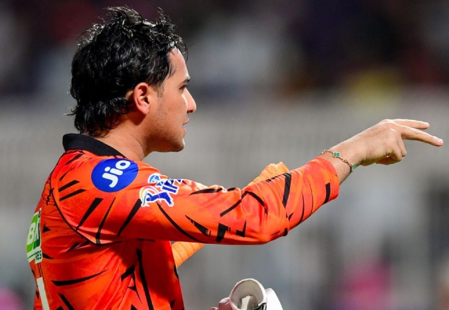 KKR vs SRH : अभिषेक शर्मा पर बीसीसीआई ने ठोका तगड़ा जुर्माना, मैच के दौरान अभद्र भाषा का किया था इस्तेमाल