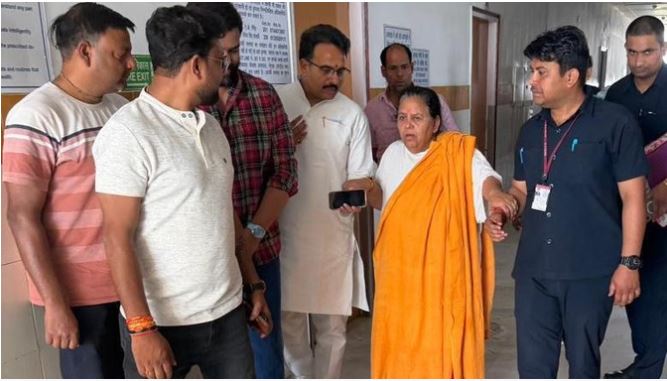 मध्य प्रदेश की पूर्व मुख्यमंत्री उमा भारती की वृंदावन से लौटते वक्त तबीयत बिगड़ी, जेवर के अस्पताल में भर्ती
