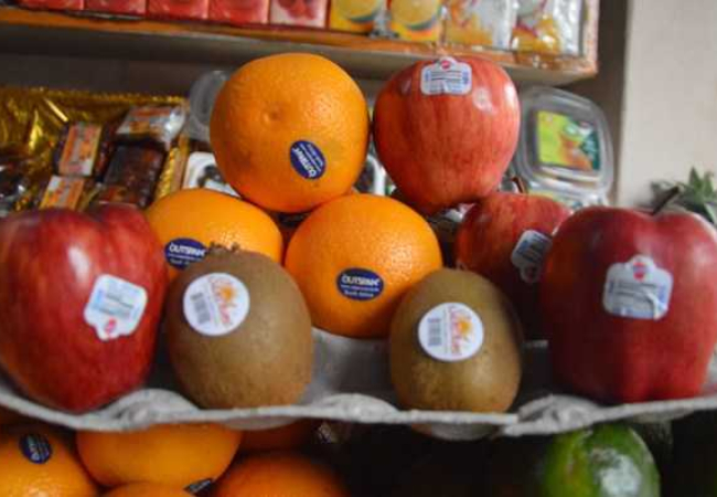 मार्केट में  स्टिकर लगे मिलने वाले फल और सब्जियां, क्या ये सच में हैं खतरनाक?