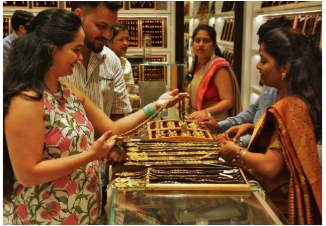 Gold-Silver Rate : शादियों के सीजन से पहले सोना-चांदी खरीदने वालों की बल्ले-बल्ले, सोना में 1500 और चांदी के भाव में 8000 से रुपये से अधिक की गिरावट,क्या और गिरेंगे भाव