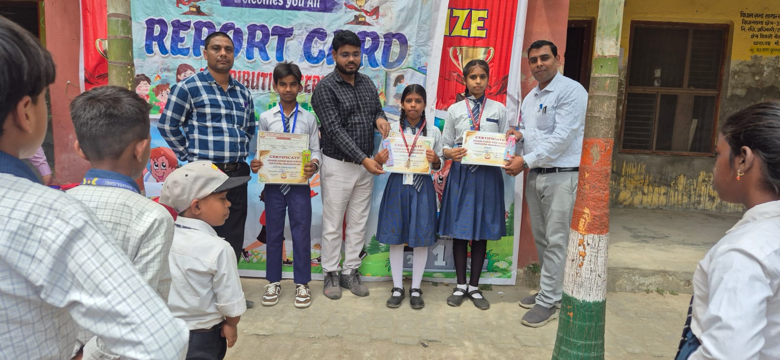 आदर्श जूनियर हाईस्कूल नौतनवा में मेधावी बच्चों का जलवा, टॉपर छात्रों को मिला सम्मान