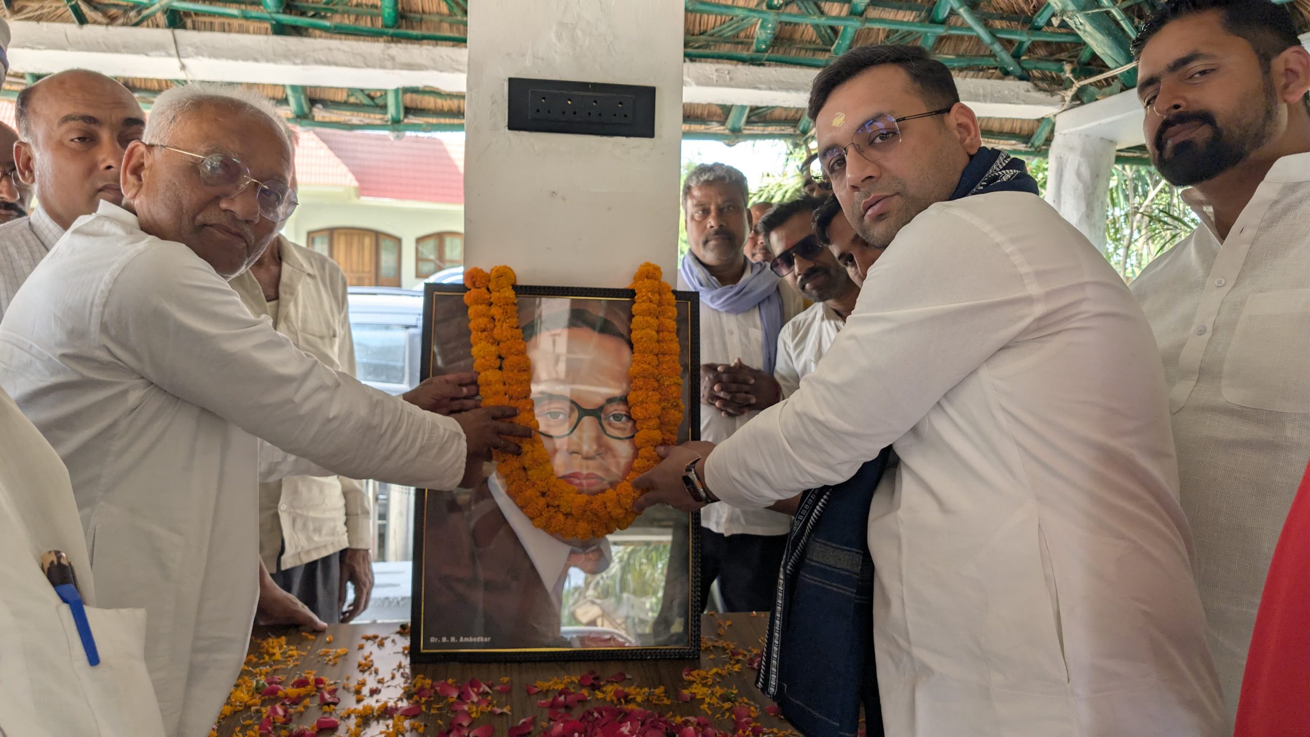 पूर्व विधायक अमन मणि त्रिपाठी के नेतृत्व में नौतनवा कैंप कार्यालय पर धूमधाम से मनी अंबेडकर जयंती