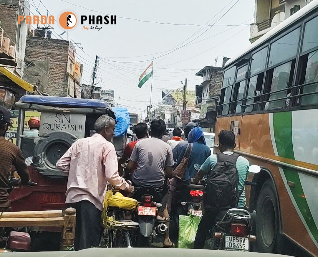 नौतनवा:गांधी चौक पर घंटों रेंगती रहीं गाड़ियाँ,जाम में फंसे राहगीर बेहाल