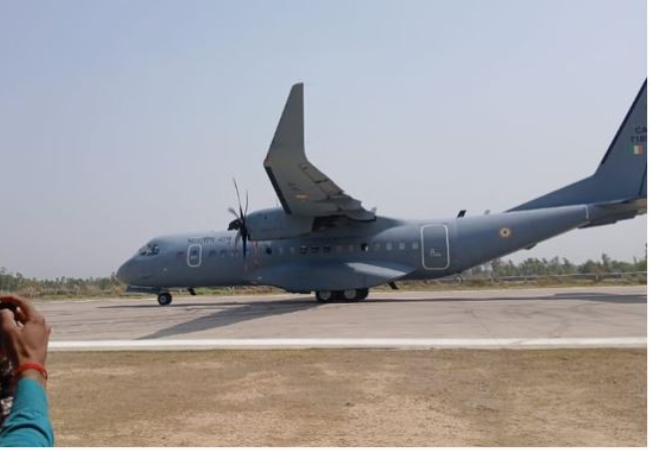 पूर्वांचल एक्सप्रेस-वे पर वायुसेना के सुखोई-मिराज की गर्जना, हवा में दिखाए करतब, रात में भी युद्धाभ्यास