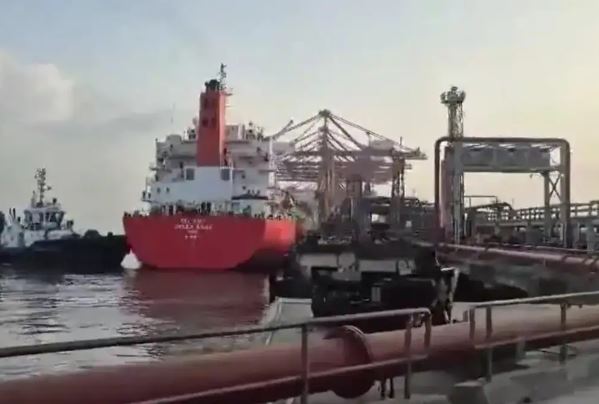 Indian Tankder Green Asha :  होर्मुज के रास्ते भारतीय जहाज पहुंचा मुंबई , लाया 15 हजार टन LPG