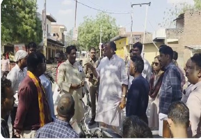 Jal Jeevan Mission Scam : बीजेपी विधायक रत्नाकर मिश्रा का पानी न पहुंचने पर फूटा गुस्सा, बोले- 'बिना लात खाए काम नहीं हो रहा, बंद करके डंडा से मारेंगे.. .