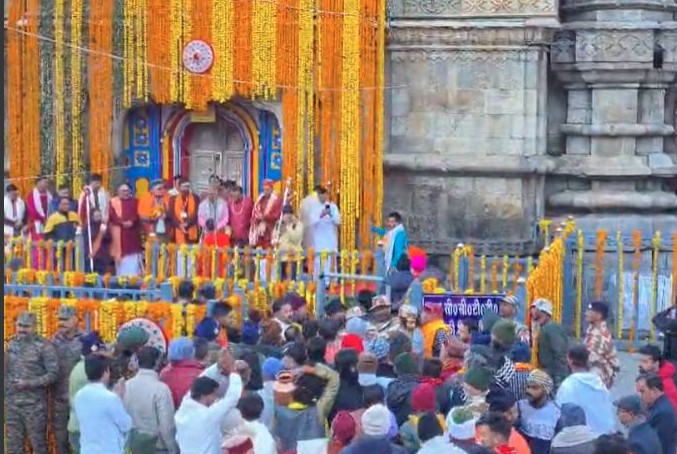 Kedarnath Yatra 2026 : ''हर-हर महादेव'' के जयकारों के साथ खुले बाबा केदारनाथ के कपाट,,  हेलीकॉप्टर से हुई पुष्प वर्षा