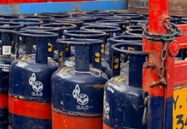 LPG Big News : एक नहीं... अब मिलेंगे डबल LPG सिलेंडर, ईरान युद्ध के बीच सरकार का बड़ा फैसला