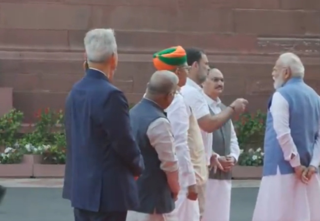 Video : संसद परिसर में पीएम मोदी और राहुल गांधी हुए आमने-सामने, दोनों नेता बातचीत करते आए नजर