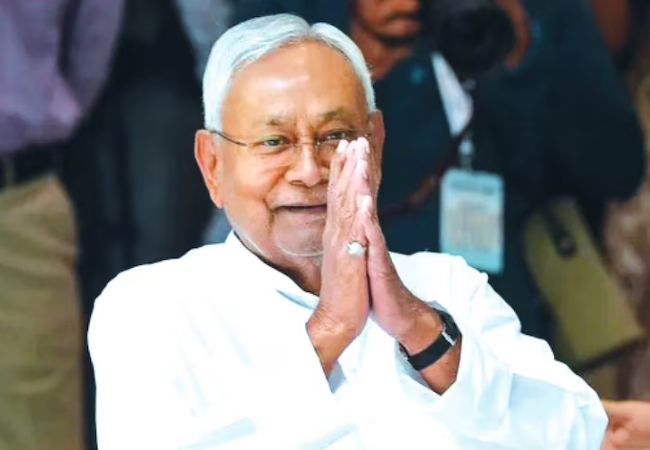 बिहार में आज से ‘नीतीश युग’ का अंत, लोक भवन पहुंचकर राज्यपाल को सौंपा अपना इस्तीफा