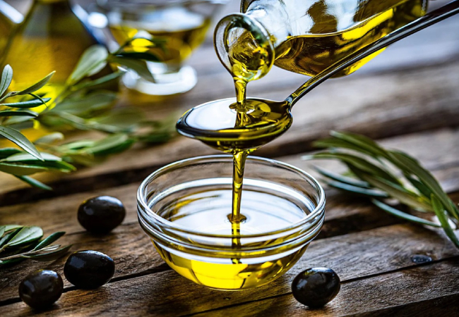 Olive Oil : एक ही तेल से पाएं तीन बड़े फायदे, दिल,त्वचा और बालों को बनाता है मजबूत व चमकदार