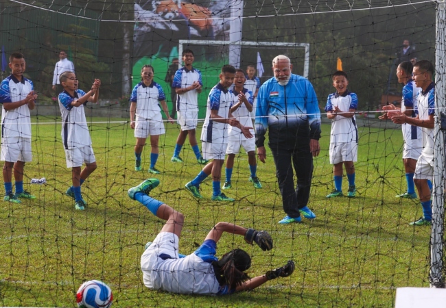 गंगटोक: सुबह-सुबह फुटबॉल के मैदान में युवाओं के बीच, गोल दागते नजर आंए PM मोदी