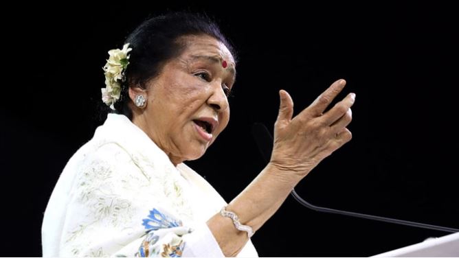 बॉलीवुड की मशहूर गायिका आशा भोसले ने 20 भाषाओं में गए 12 हजार गाने, नामी संगीतकारों संग किया था काम