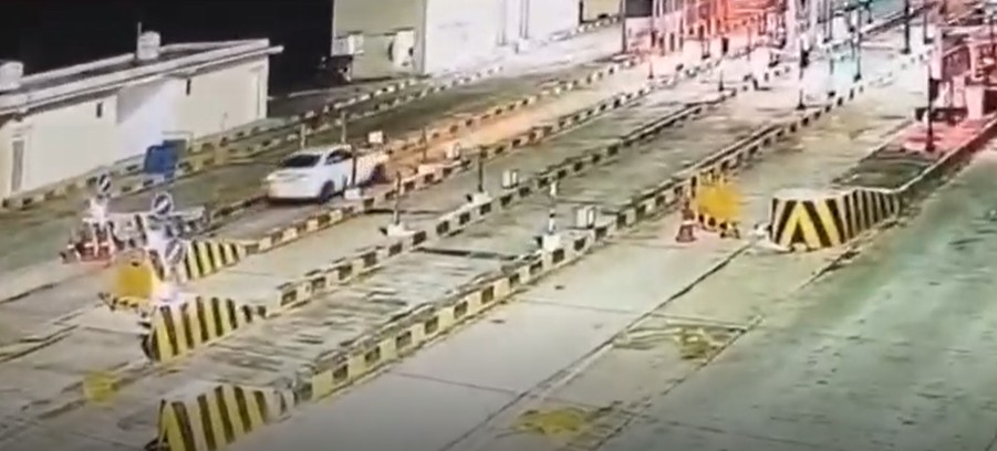 इटावा: टोल प्लाजा पर कार सवार युवकों ने बारी— बारी से सभी बैरियर तोड़े, कर्मचारियों को धमकाया, विडियो वायरल