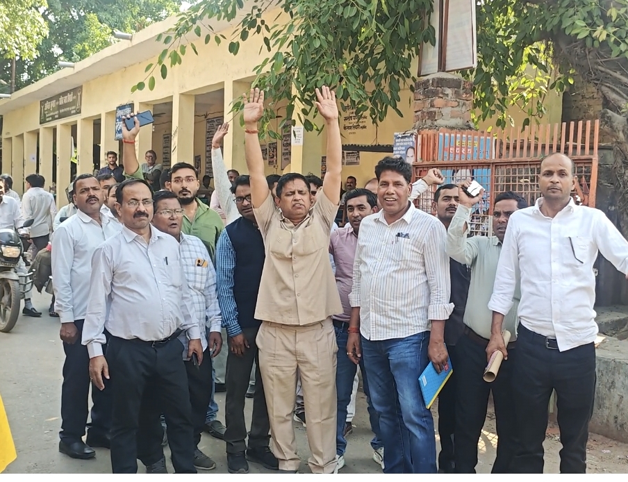 नौतनवा में अधिवक्ता से कथित दुर्व्यवहार पर बवाल,कार्रवाई की मांग को लेकर प्रदर्शन