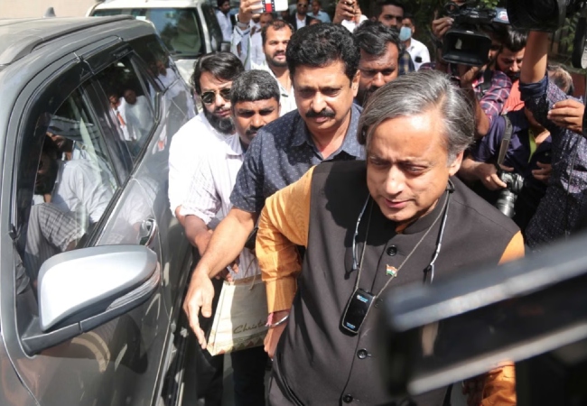 चुनावी रैली में शामिल होने जा रहे शशि थरूर के गनमैन और ड्राइवर पर हमला, पुलिस ने एक व्यक्ति हिरासत में लिया