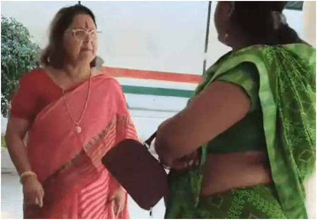 यूपी में शिक्षा के नाम खुली लूट : स्कूल से किताब न खरीदने पर प्रिंसिपल छात्रा की मां से की बदसलूकी, नाम काटने की दी धमकी, देखें Viral Video