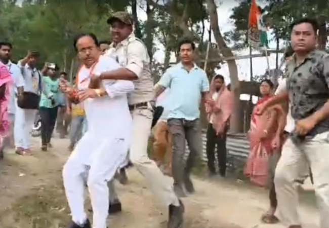 Video : पश्चिम बंगाल में वोटिंग के बीच BJP प्रत्याशी सुवेंदु को दौड़ा-दौड़ाकर पीटा, सुरक्षाकर्मियों ने उन्हें भीड़ से बचाया