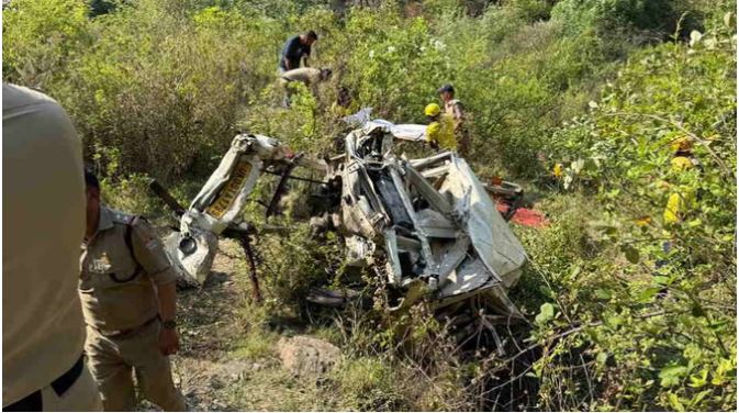 Tehri Accident : चंबा-कोटीकॉलोनी मार्ग पर वाहन खाई में गिरा, अंतिम संस्कार से लौट रहे आठ लोगों की मौके पर मौत
