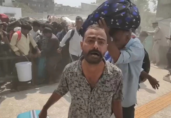 Video- 'अब नहीं आऊंगा दोस्त, अब नहीं आऊंगा...' सूरत छोड़ने को मजबूर हुए प्रवासी मजदूर, रेलवे स्टेशन पर मची भगदड़