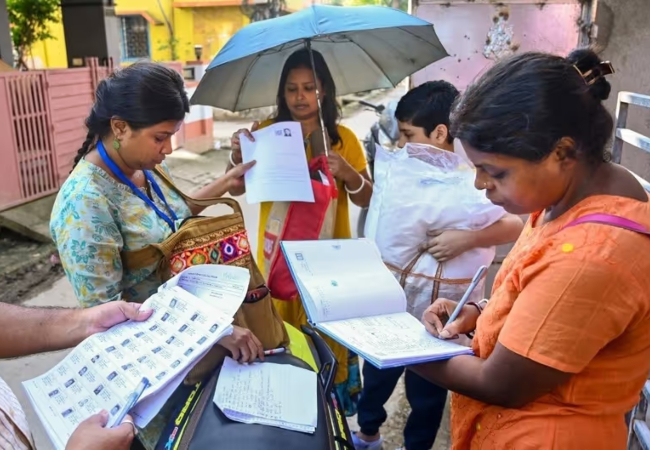 SIR में घटे वोट, यूपी की कई वीआईपी सीटों पर बदल गए समीकरण, दिग्गज मंत्रियों के लिए बढ़ी चुनौती