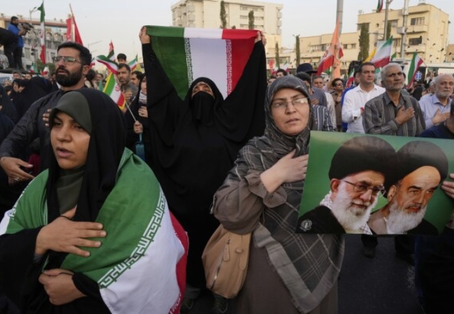 US-Iran Talks : शांति वार्ता के बीच ईरान में ट्रंप की धमकी से अभी भी डर का माहौल, हवाई हमलों से थक चुके हैं लोग