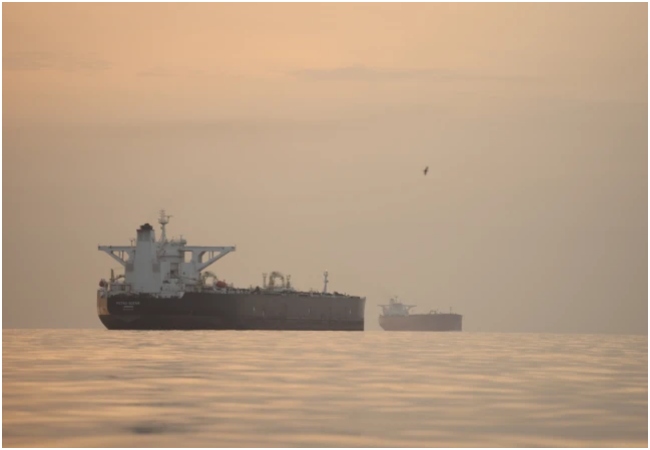 US नौसेना ने होर्मुज़ के पास ईरानी जहाज पर किया कब्जा, तेहरान ने मुंहतोड़ जवाब देने की खाई कसम