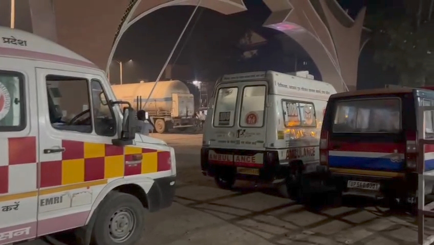नेपाल सड़क हादसा: 9 एंबुलेंस से घायलों को गोरखपुर भेजा गया, मां-बेटी का नेपाल में पोस्टमार्टम; प्रशासन पूरी रात अलर्ट