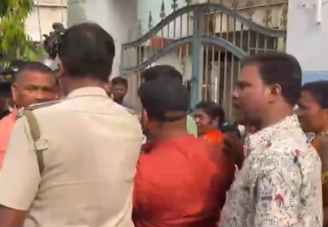 West Bengal Voting Live : बंगाल में 152 सीटों पर पहले चरण का मतदान जारी, कहीं EVM में खराबी तो कहीं फेंके गए देसी बम