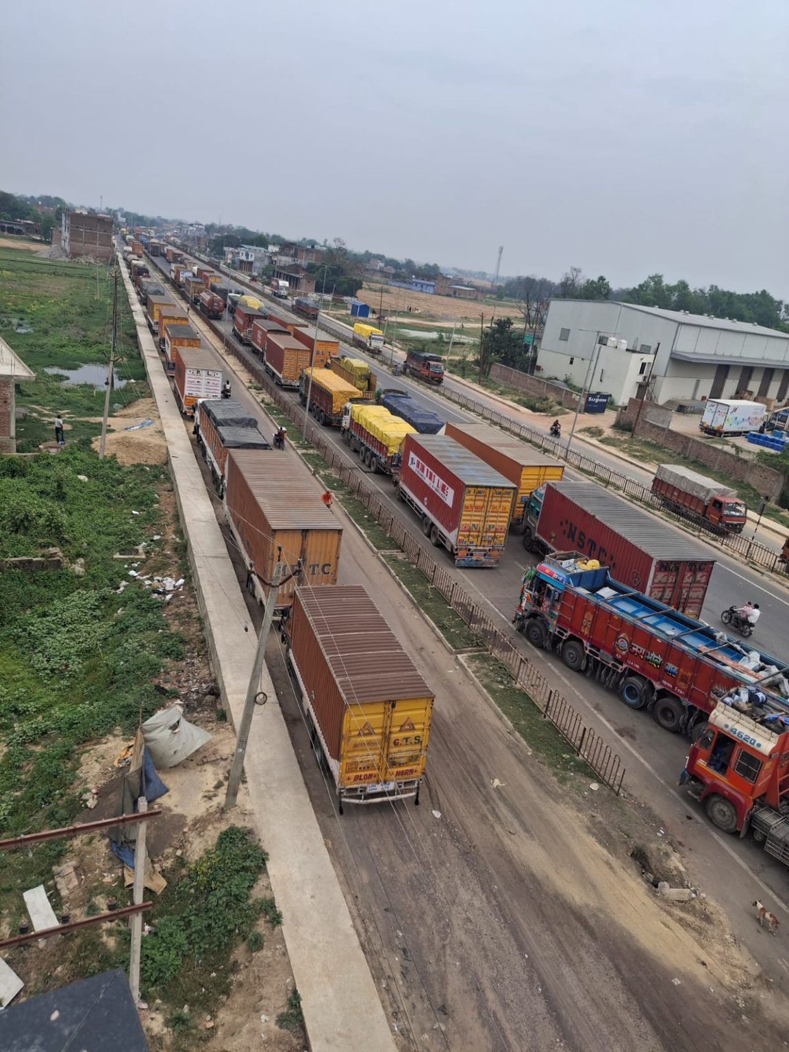 सोनौली बॉर्डर पर ‘कटिंग गैंग’ का कब्ज़ा, जाम में घंटों पिस रहे सैलानी–व्यापारी
